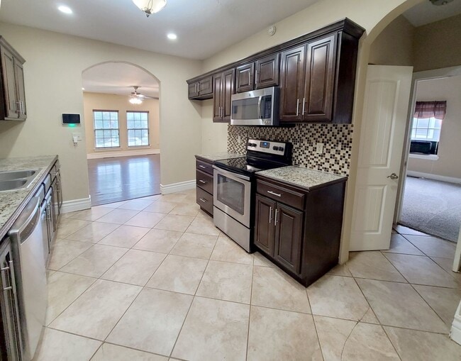 Building Photo - Large Military Park Home