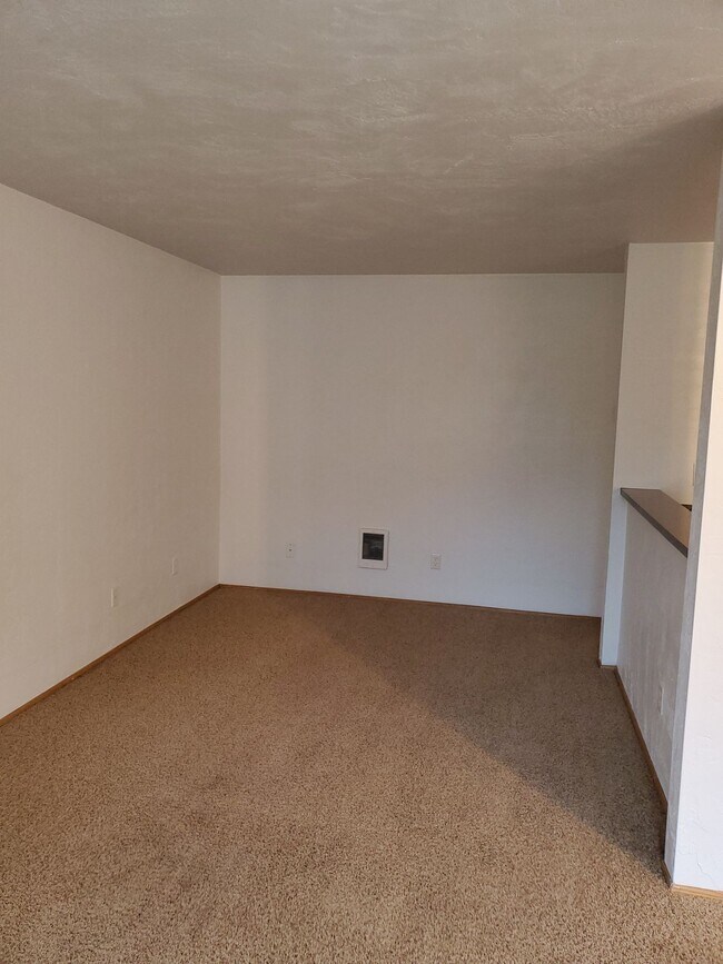 Building Photo - One Bedroom, One Bath - Special $1250.00 and Second Month Free!