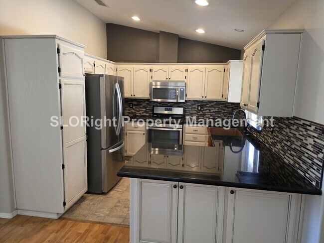 Building Photo - AVAILABLE NOW - Beautiful 4Bed, 2Bath Paso Robles Home