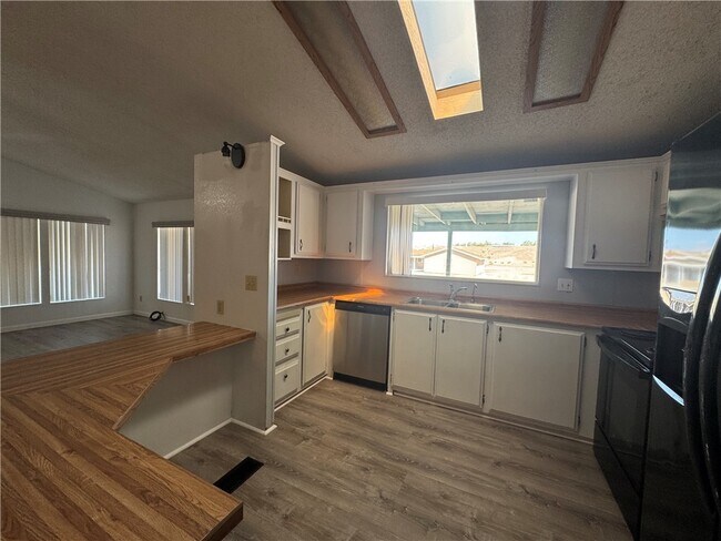 Building Photo - 2184 River Valley Rd