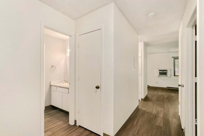 Building Photo - Great Condo near CSU