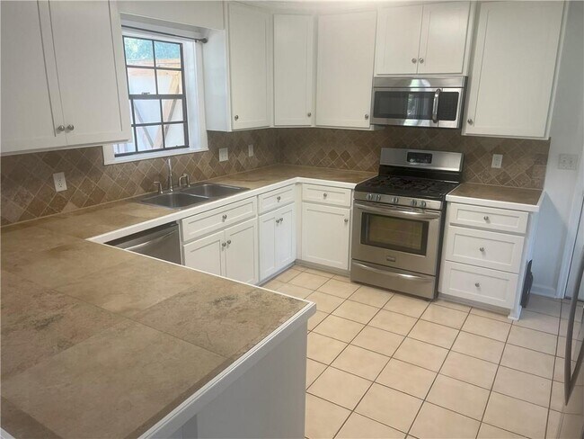 Building Photo - 500 Rivera Dr