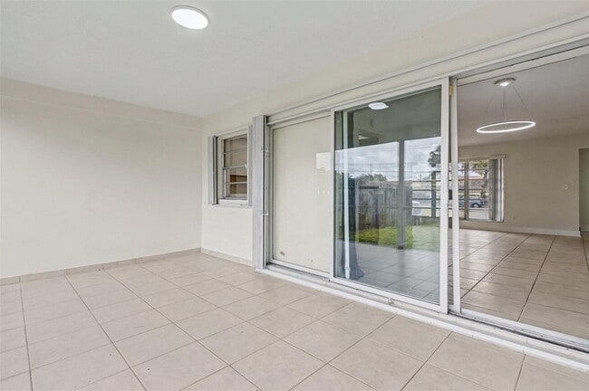 Building Photo - 6821-6825 NW 11th Place Unit 6825