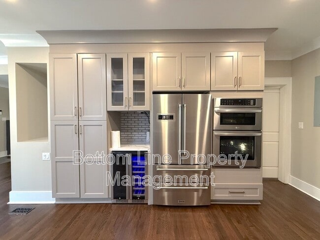 Building Photo - 621 S Summit Ave