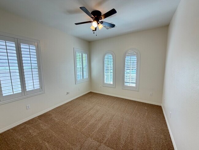 Building Photo - Carry Over Showing: This property has been shown before and will be rented to the first most qual...