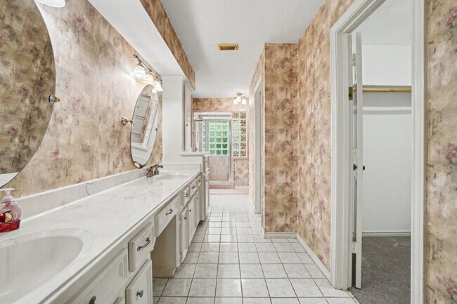 Building Photo - 14707 Treborway Dr