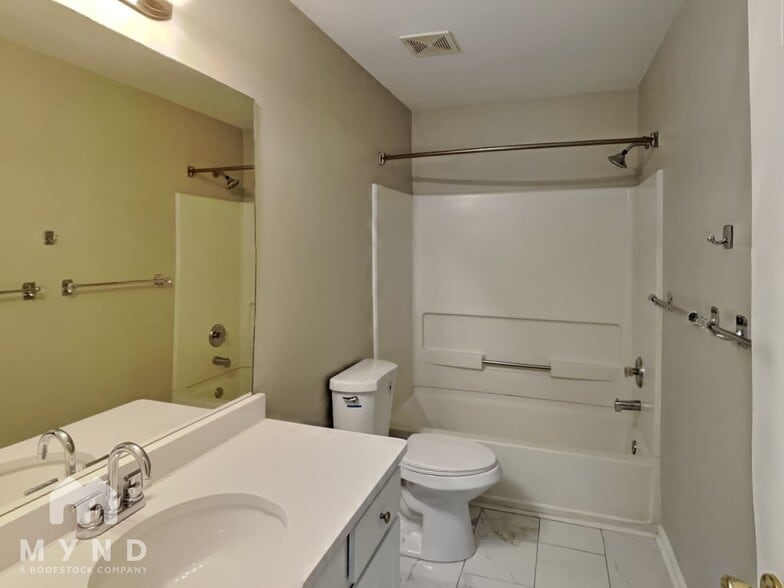 Building Photo - 1557 Silver Ridge Dr SW