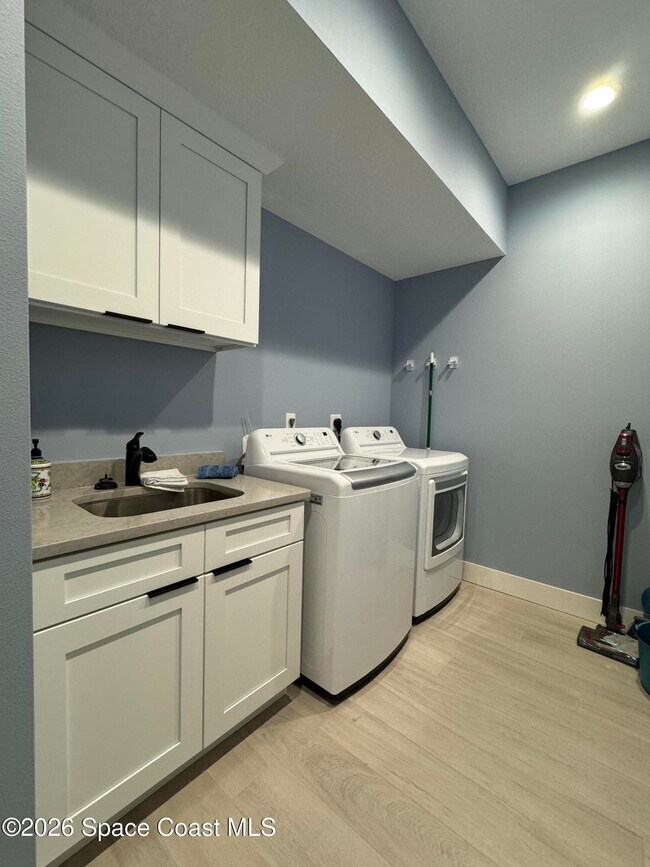 Building Photo - 223 6th Ave