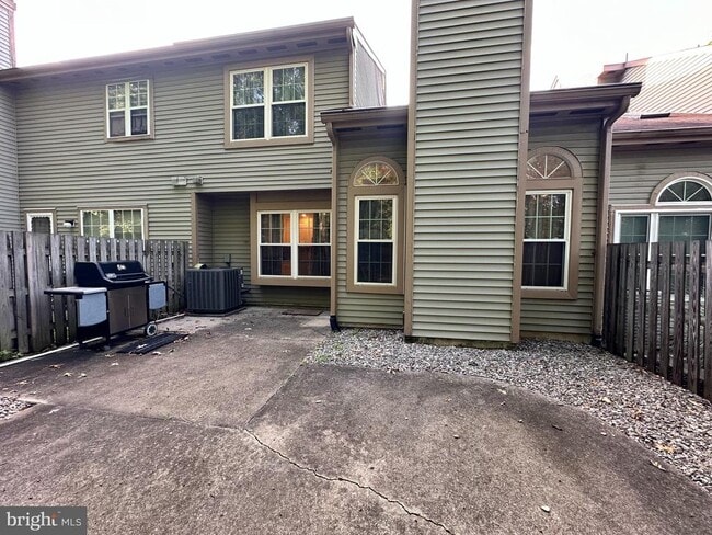 Building Photo - 45 Lavister Dr