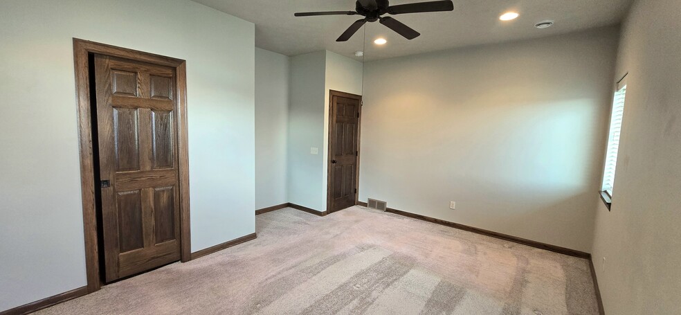 Master bedroom - 3509 E Bison Trl