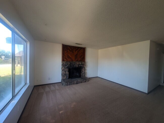 Building Photo - Great 3 bedroom home Close to CSUS