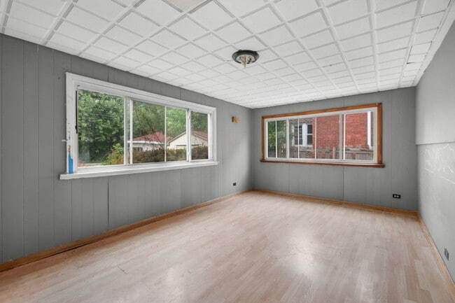 Building Photo - 296 E 148th Pl