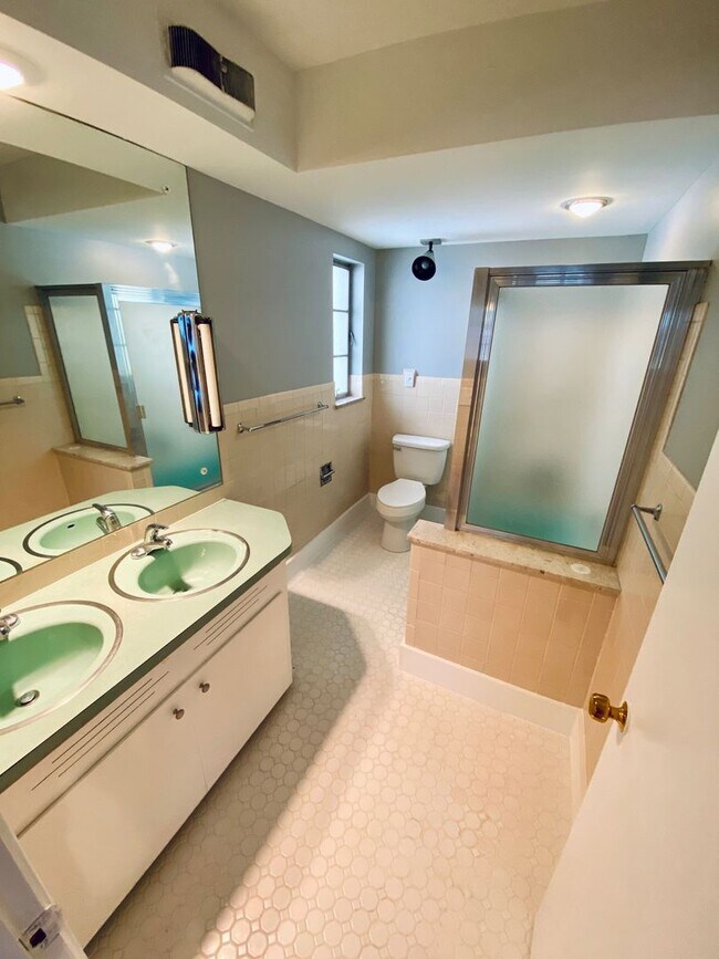 Building Photo - Remodeled Westgate Home with Attached Prof...