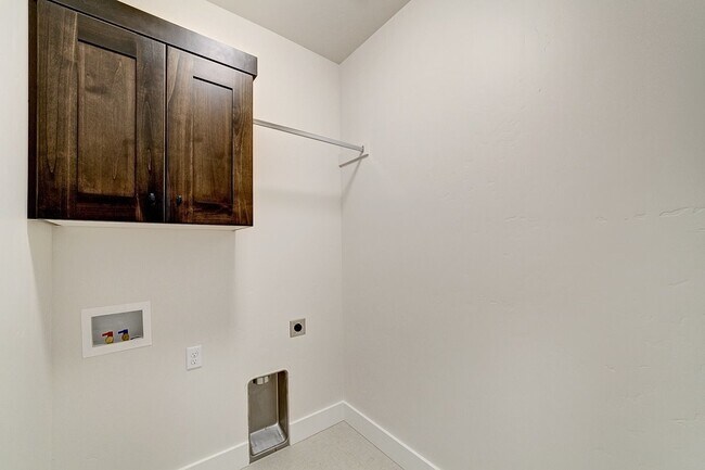 Building Photo - 3 Bedroom 2.5 Bathroom Townhouse in Harris Ranch.