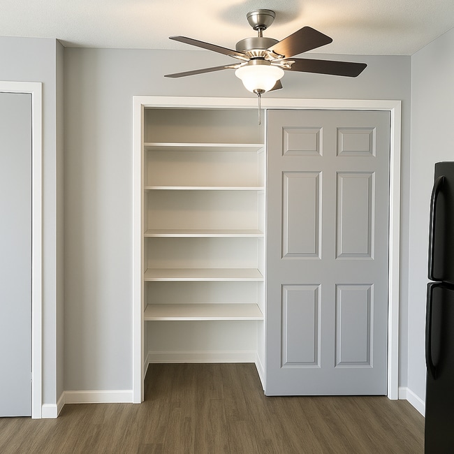 Building Photo - $500 off 1st month rent!! COME APPLY TODAY! Affordable Des Moines Living: 2 Bed + 1 Bath at Eastb...