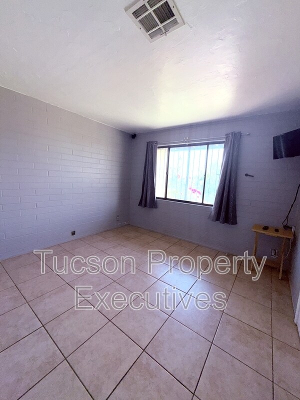 Building Photo - 3626 E Sylvane St