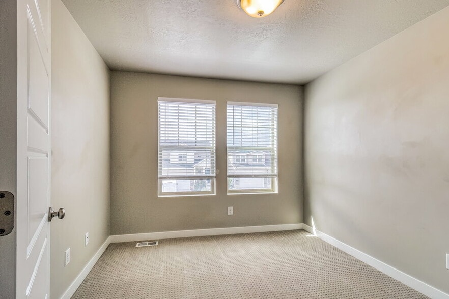 Building Photo - 1083 W Osprey Dr