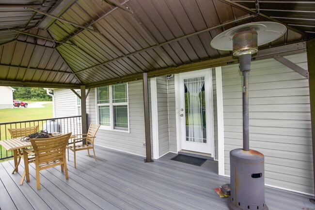 Building Photo - *Lease Special!* Fiber optic internet incl...