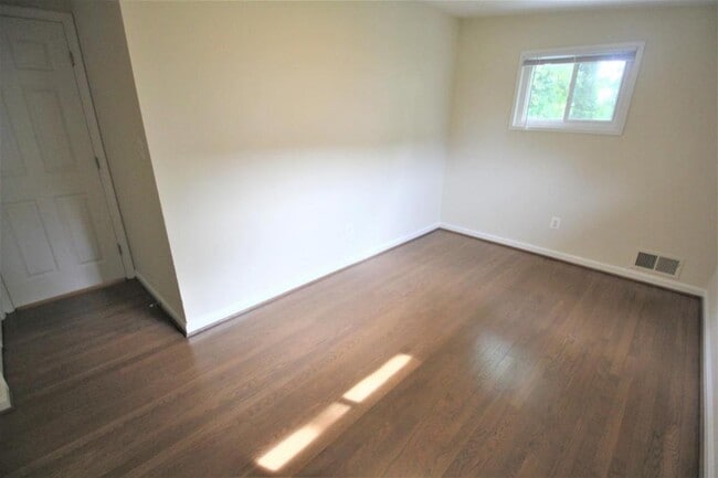 Building Photo - 10717 Maple St