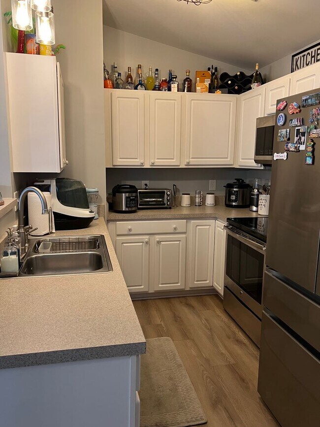 Building Photo - Updated 2-Bedroom Condo in Winston-Salem