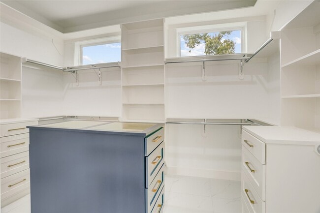 Building Photo - 6814 Hartland St