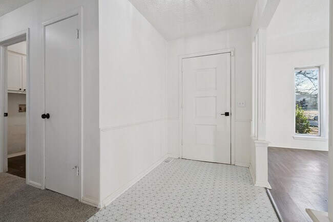 Building Photo - 3-Bedroom Home Near Dining, Shopping & Broadway Extension