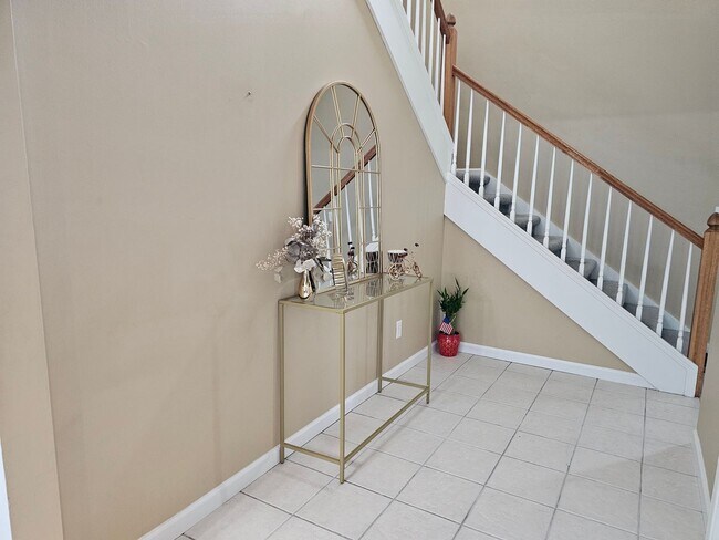 Building Photo - Beautiful family home in Great Neighborhood