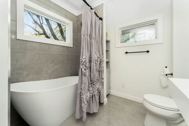 Building Photo - 1422 Benjamin St