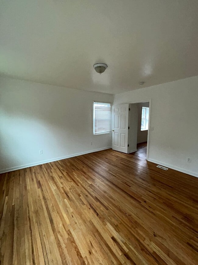 Building Photo - Cozy Home w/2 bath!