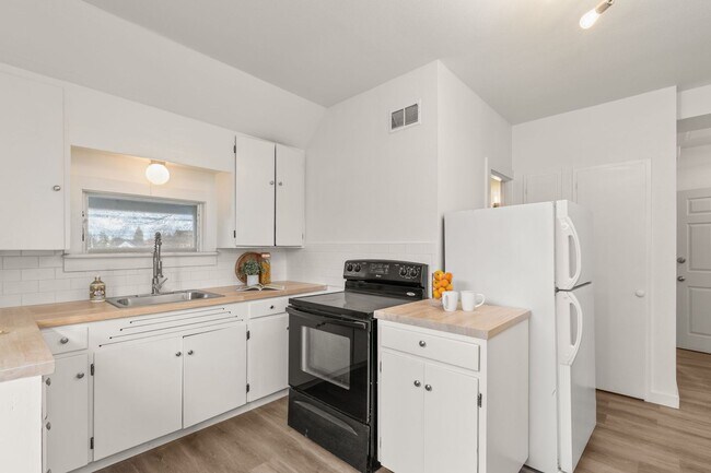 Building Photo - 405-409 2nd St