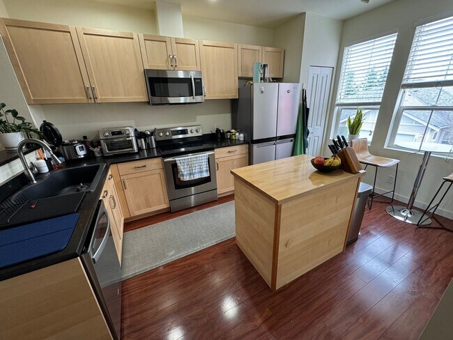 Building Photo - 2Bd/2.5Ba Bellevue Townhouse