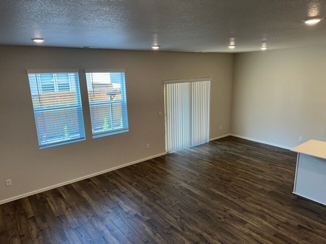 Building Photo - Newer 4 bedroom 2.5 bathroom house!