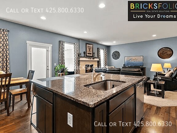 Building Photo - Modern Comfort Awaits You in This Puyallup...