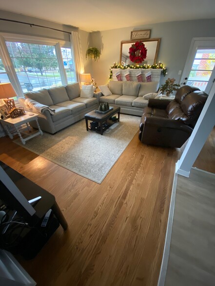 Upstairs Living Room - 4678 Fort Ave