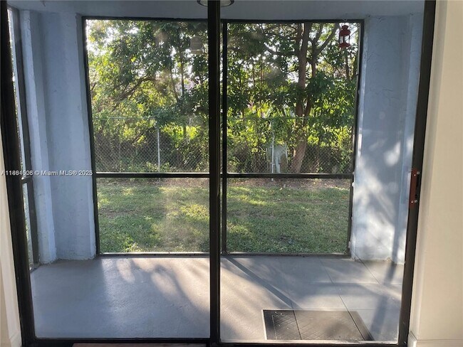 Building Photo - 9440 Fontainebleau Blvd