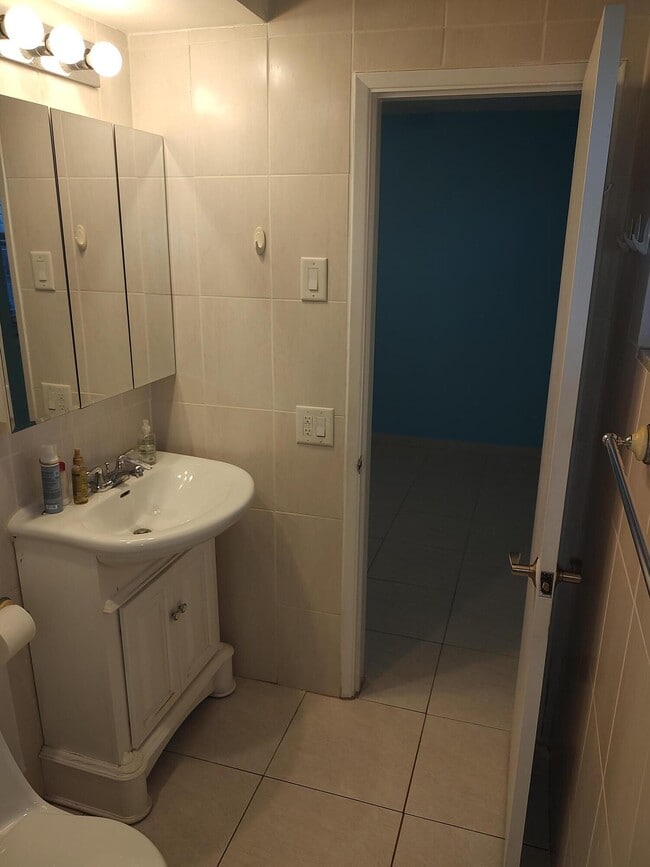 Building Photo - 3240 NE 16th St