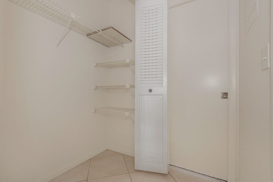 Building Photo - 2009 Cornwall Dr