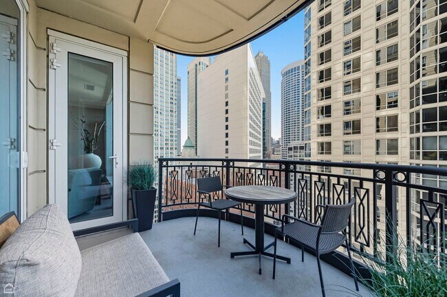 Building Photo - 10 E Delaware Pl