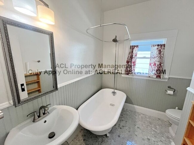 Building Photo - North Oakland Beauty – Modern Comfort Meet...