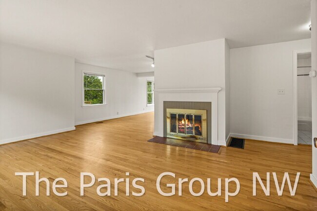 Building Photo - Delightful Magnolia 4br Remodel * Walkable Salmon Bay Location, Central Yet Quiet