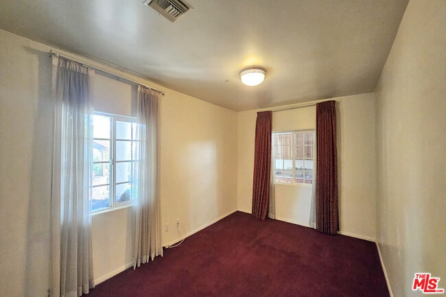 Building Photo - 302 N Griffith Park Dr