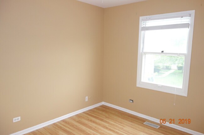 Building Photo - 300 Meadow Ct