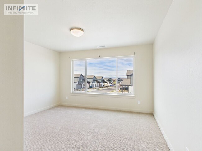 Building Photo - 3 Bedroom plus office space - Modern Comfo...