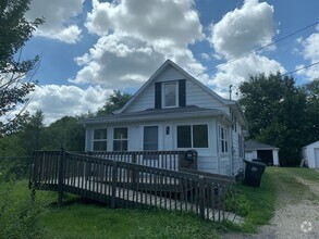 Building Photo - Cute 2 Bedroom Home