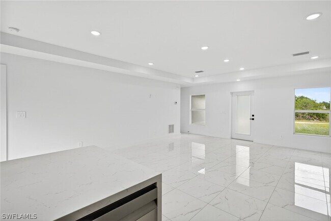 Building Photo - 1108 Eauclaire St E