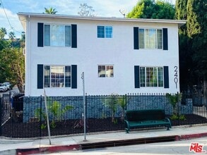 Building Photo - 2401 Beachwood Dr