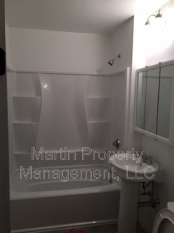 Building Photo - 116-118-118 White St