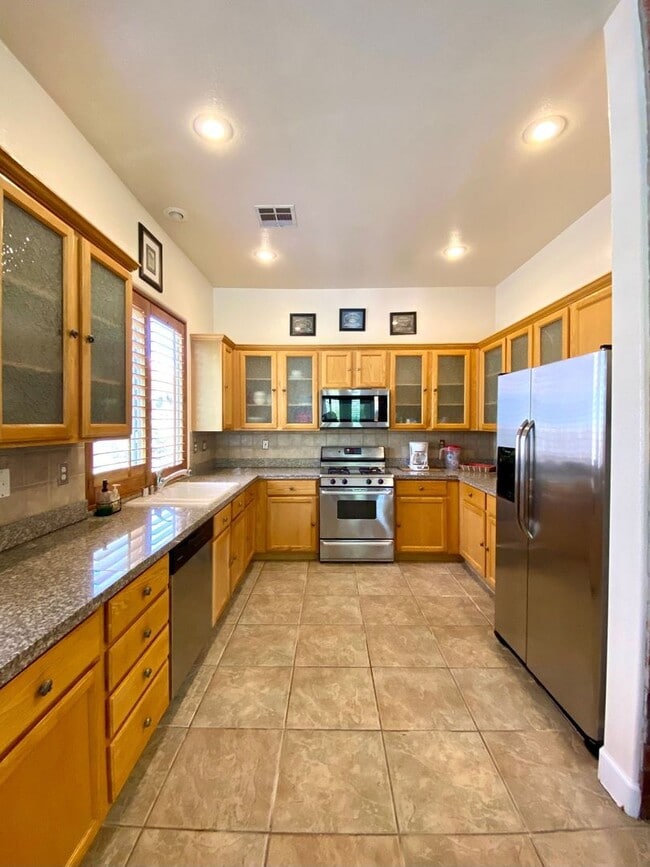 Building Photo - Furnished 4 Bedroom Pool Home - 6 month lease