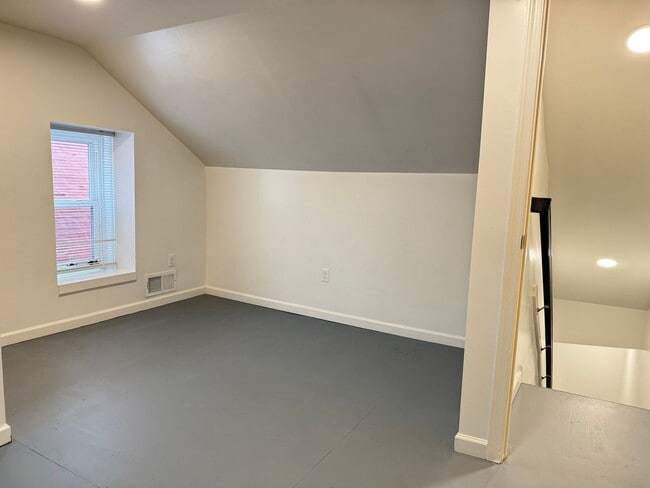 Building Photo - ACCEPTING SECTION 8 - Spacious 3 Bedroom 2 Bathroom Home in Columbia!