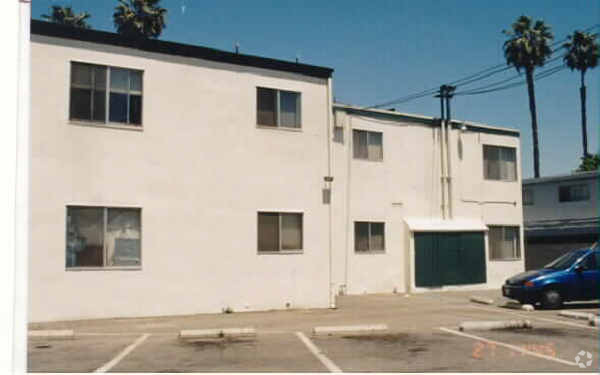 Building Photo - Riveria Arms Apartments